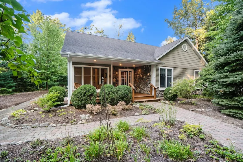 Dog-Friendly Haven: Garden, Decks & Lake Walk - Image 1