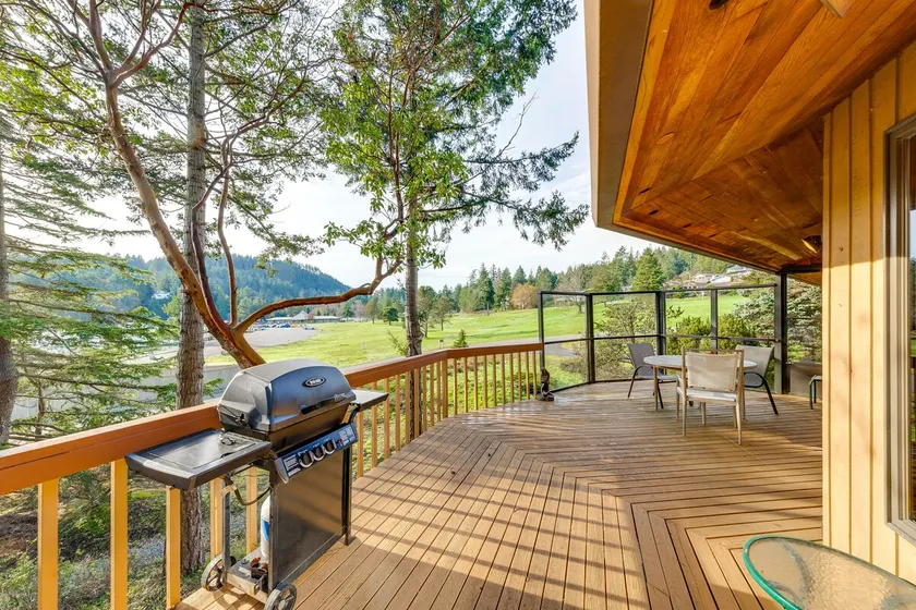 Serene La Conner Retreat w/ Fireplace & Deck! - Image 1