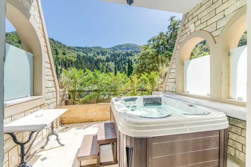 Doliva Studio John private jacuzzi - Image 1