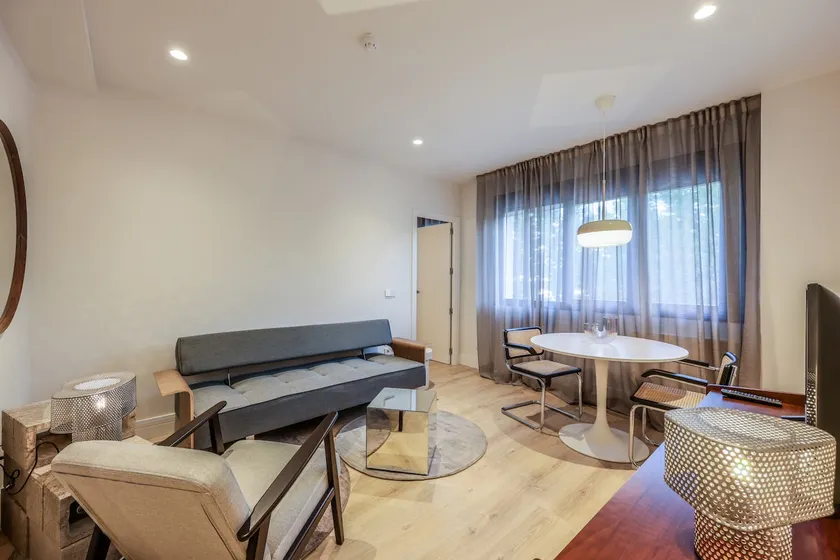 Modern apartment near the Royal Palace 04 - Image 1