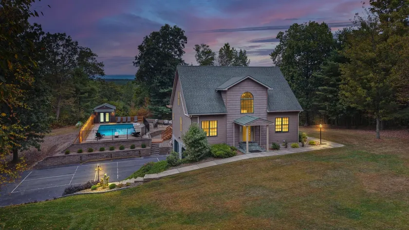 Wooded Retreat, Hot Tub, Pool, Pickleball, Hiking - Image 1