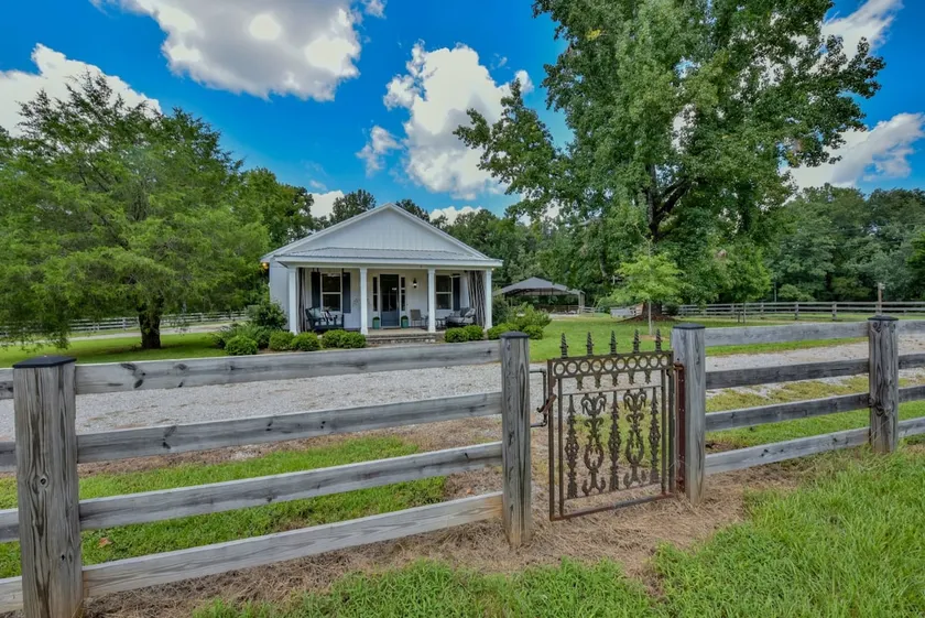 Spacious Retreat 10min from UA, Pet-Friendly - Image 1