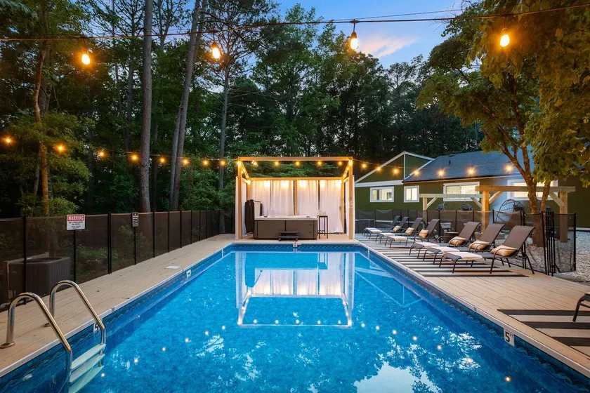 3 Acres * Huge Hot Tub * Pool * Firepit Courtyard - Image 1