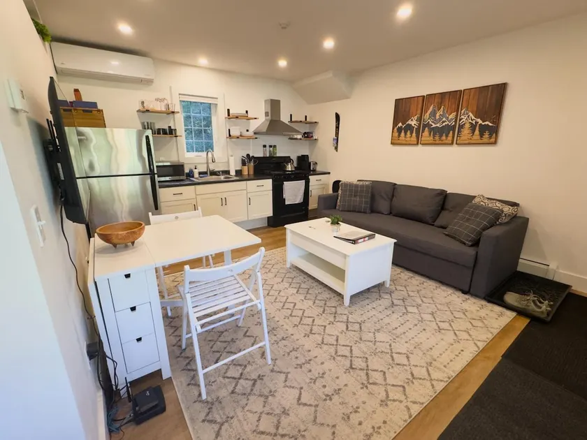 Renovated 1 bedroom Condo Amazing Central Location - Image 1