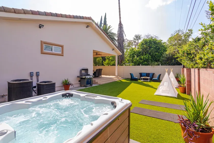 Regal 4 bed with hot tub close to Universal sleeps 15 - Image 1
