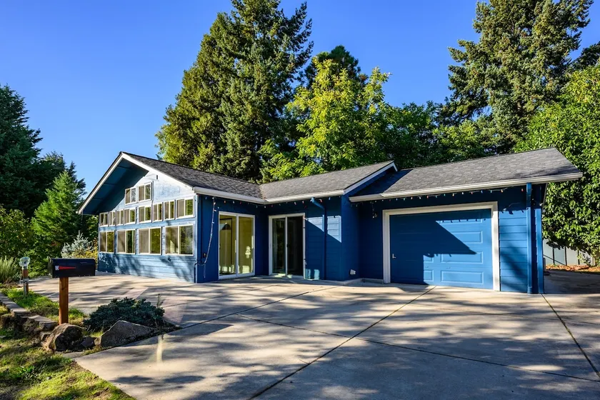 Blue House: country living close to everything - Image 1