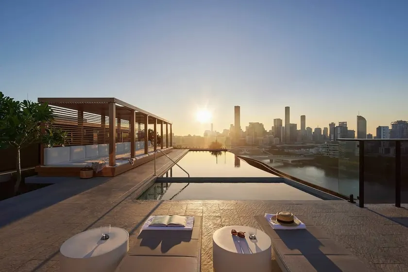 Conveniently located 2BR apt with rooftop pool at Milt - Image 1