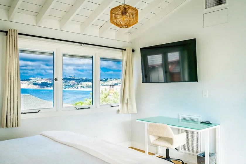 Blue Water View Condo in Prime Coastal Locale - Image 1