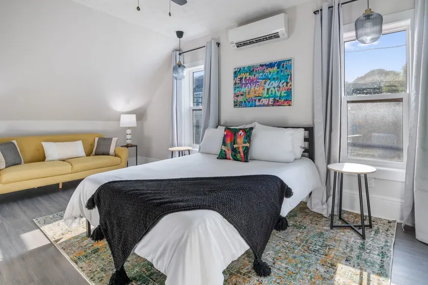 Charming Studio with Soaker Tub, Wifi, Parking - Image 1