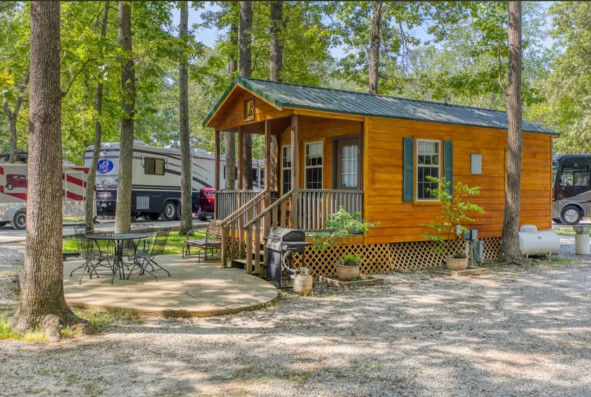 Deluxe Cabin - Jetted Tub - Image 1