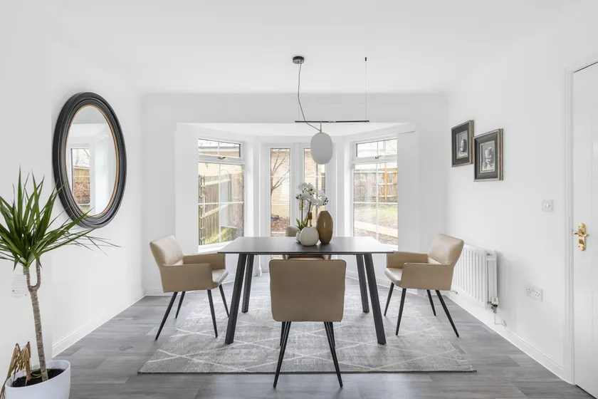 Luxurious 3 Bed House with Free Parking, Sky TV, Movies & Netflix - Image 1