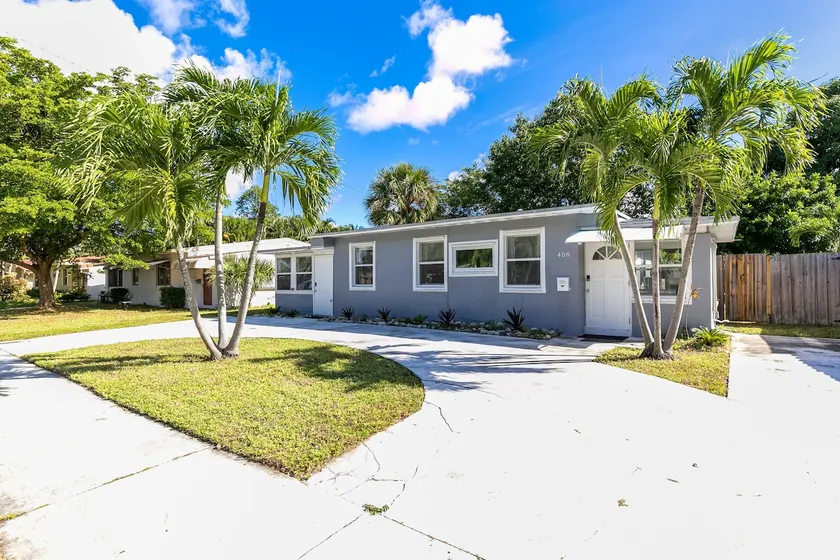 Bungalow With Large Backyard 5 min From Beach - Image 1