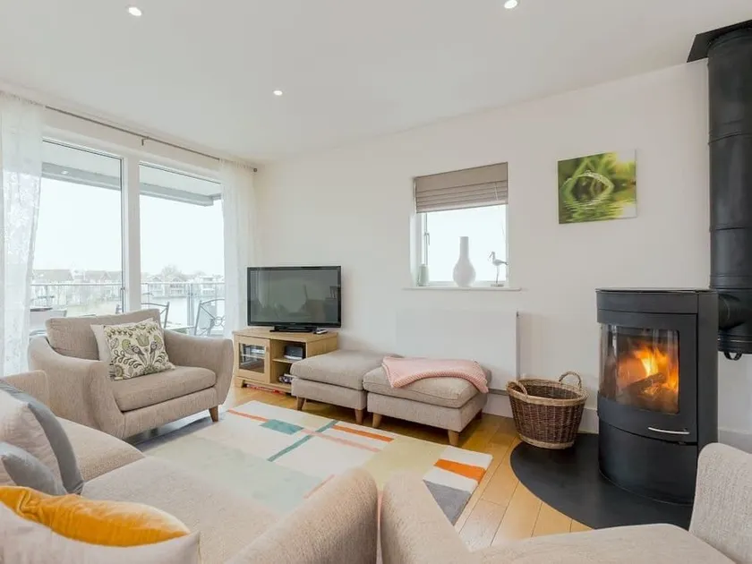 Sorrel House - stunning lakeside family home with very comfortable beds and dog friendly, free spa access - Image 1