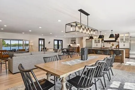 Luxury Cowdry Cottage Lake Home - Image 1