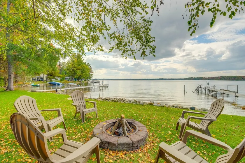 Kalkaska Retreat: Private Hot Tub, Dock, Fireplace - Image 1