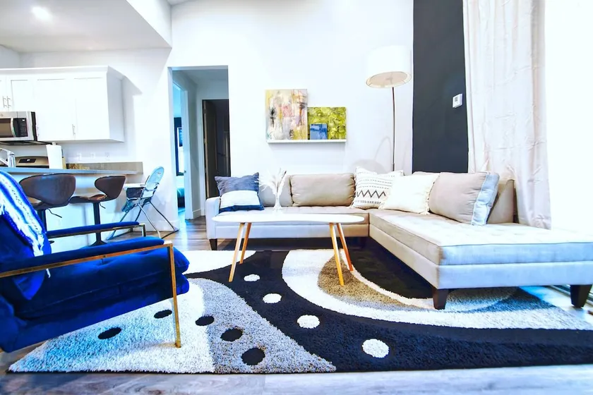 Hollywood Hideaway - Image 1