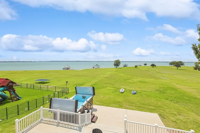 The Best of Lakeside Living - Luxury at its Finest - Image 1