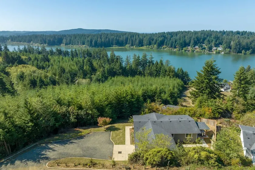 Beautiful Lake Retreat with amazing Views! Walk to - Image 1