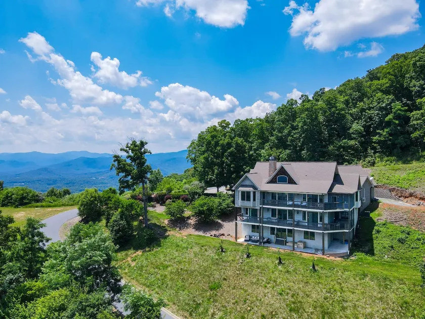 The Ideal, Pet-Friendly Mountain Retreat - Image 1