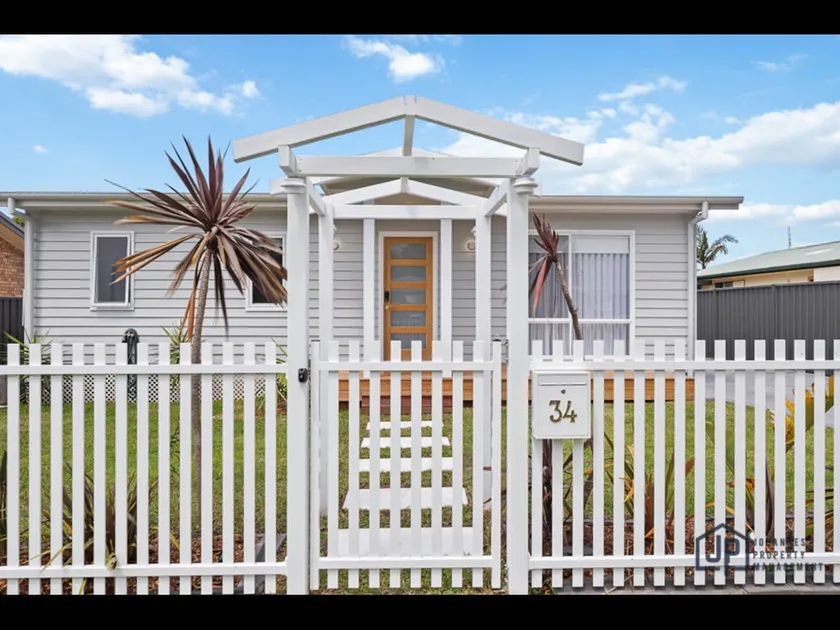 Elegant Beachside Retreat with Luxurious Amenities - Image 1