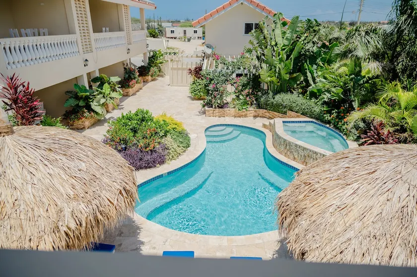 Enorme apartamento de 4 dormitorios a 2 km de la playa Eagle - Image 1