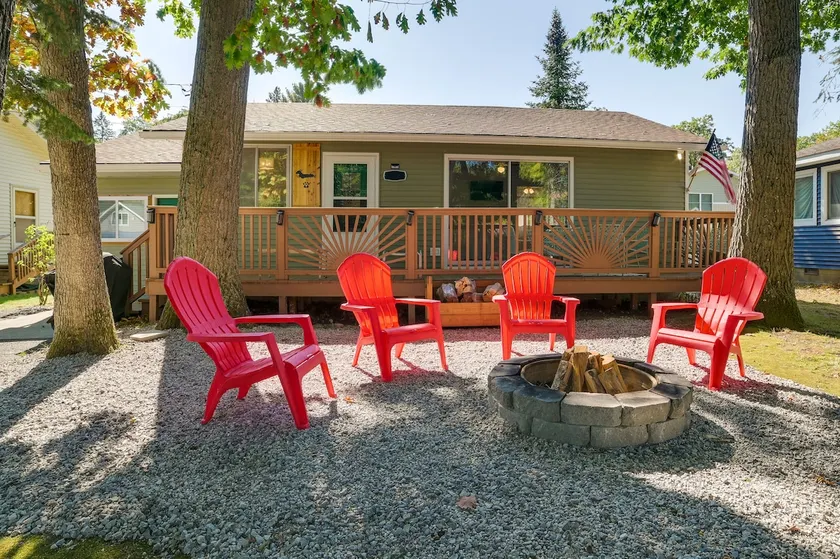 Higgins Lake Cottage w/ Private Fire Pit & Grill! - Image 1