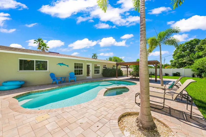 Relaxing Tropical Escape with Private Pool and Spa! - Image 1