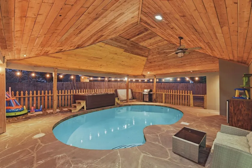Pool Hot-Tub - 4 BR Luxury Home in Friendswood - Image 1