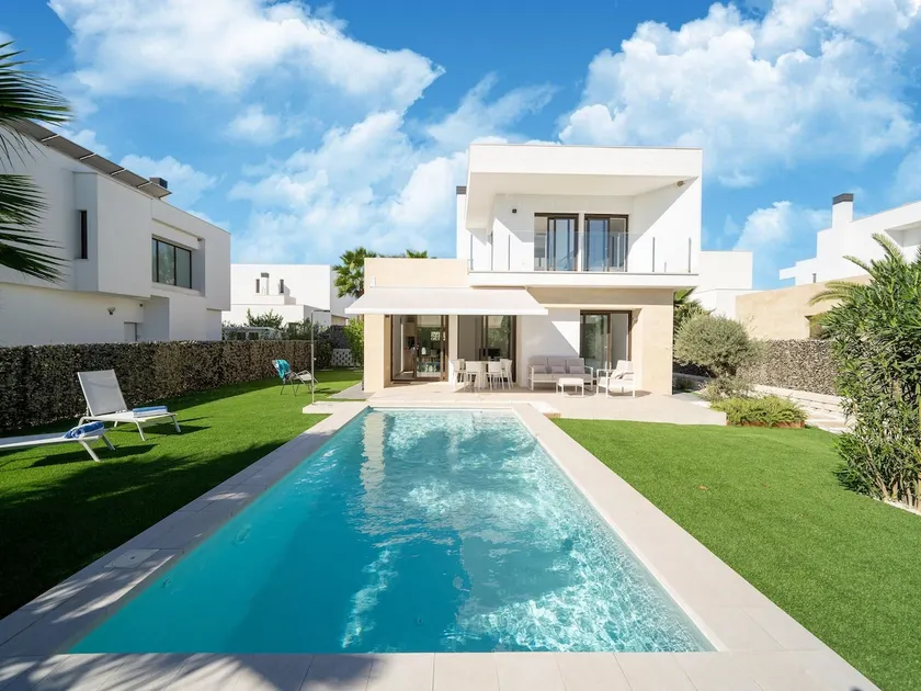 Elegant Home with Pool - Image 1