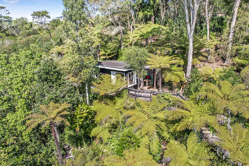 The Treehouse - Raglan Holiday Studio - Image 1