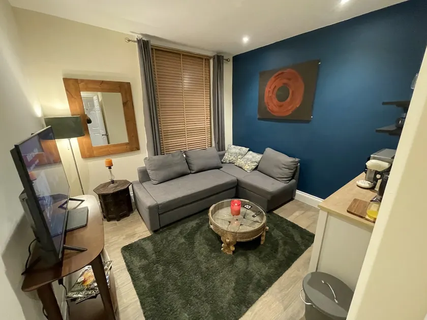 Globe Apartments - Image 1