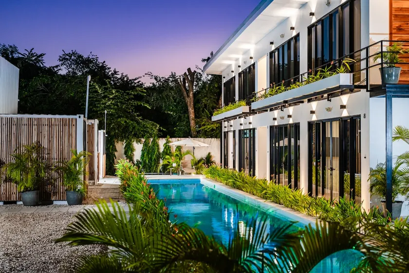 Luxe king studio, hi-speed fiber, pool, kitchen - Image 1