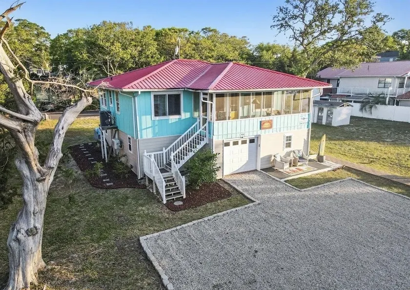 Perfect for Groups. Parking. Prime Location - Image 1