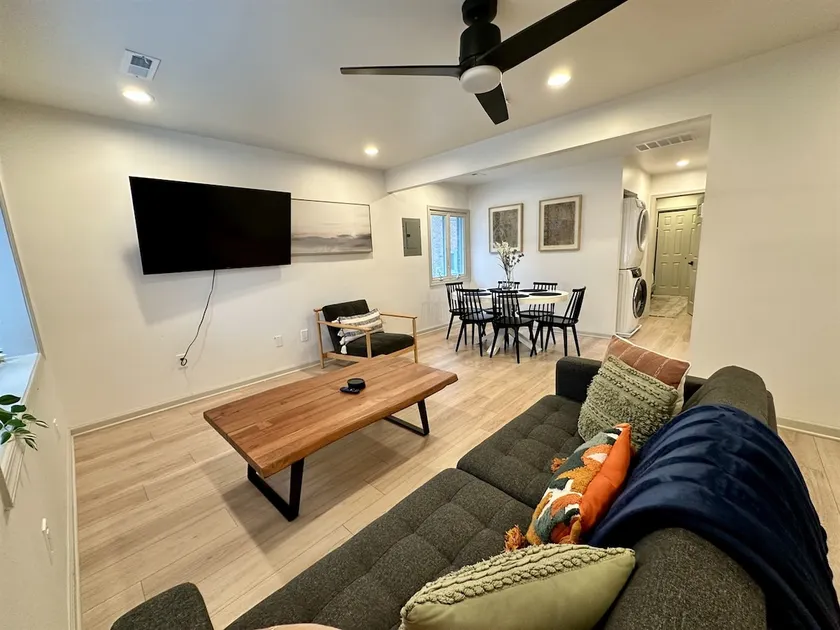 Top Floor Modern 2-Bed w/ King Bed Free Parking - Image 1
