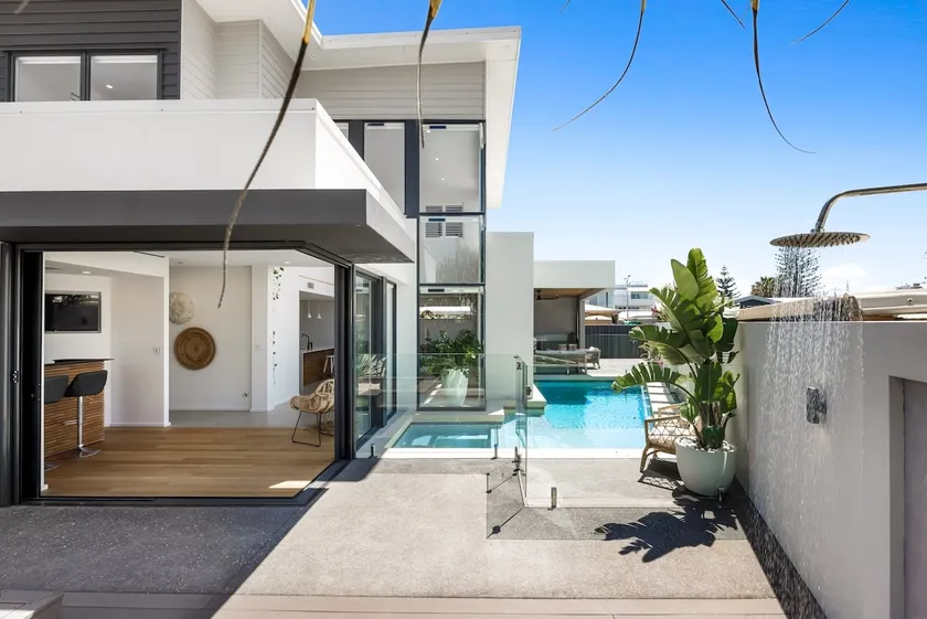 Pet friendly Luxury stay walk to beach - Image 1