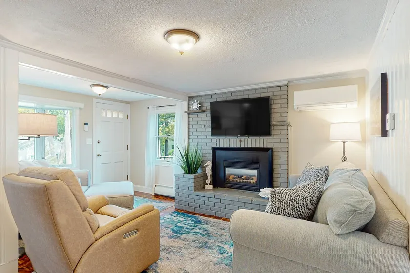 Beachfront Gem: Kayaks, Dock & Onset Bay Views - Image 1