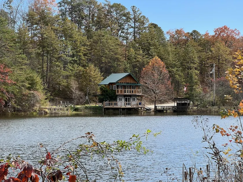 Boo Bear - New lakeside cabin with hot tub - Image 1