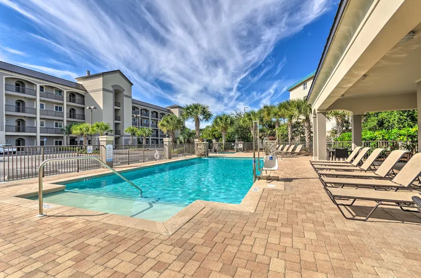 Miramar Beach Condo w/ Pool - Walk to Beach! - Image 1