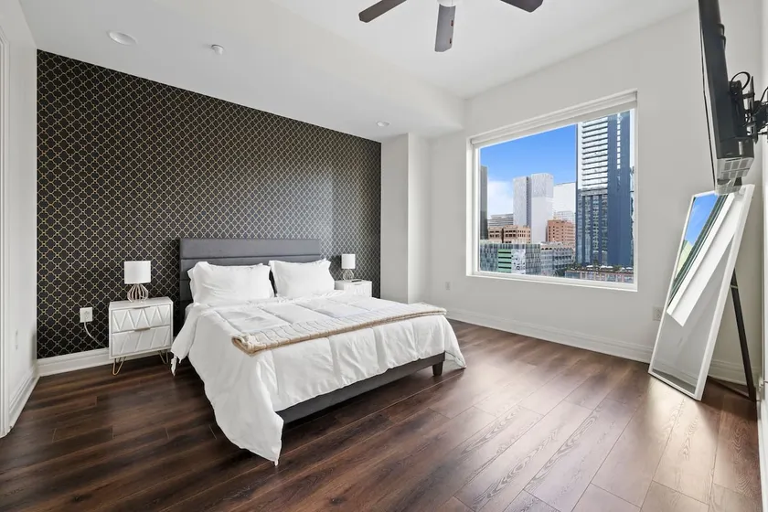 Downtown | Luxury 2BD Apt. | Pool | Gym | Great Vi - Image 1