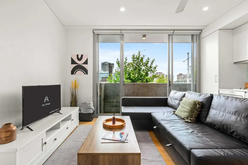 Central stylish 1 bedroom with balcony and air-con - Image 1