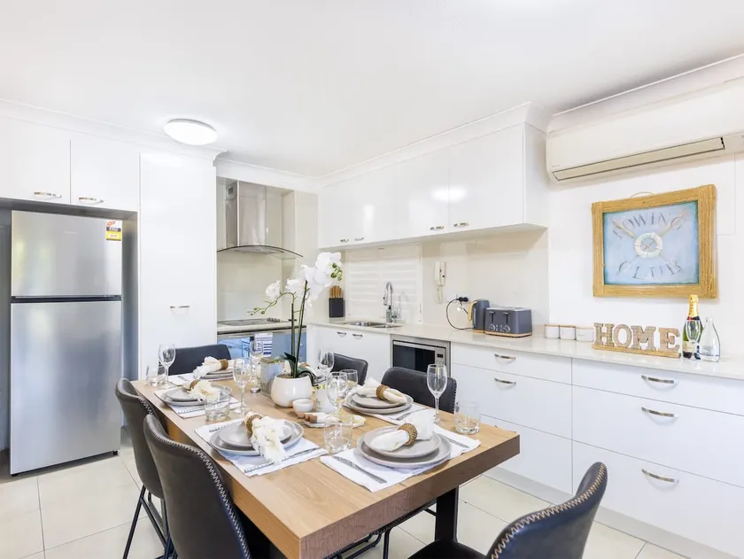 Old Time Charm! Carpark+Wifi, Central BNE 2BR Apt - Image 1