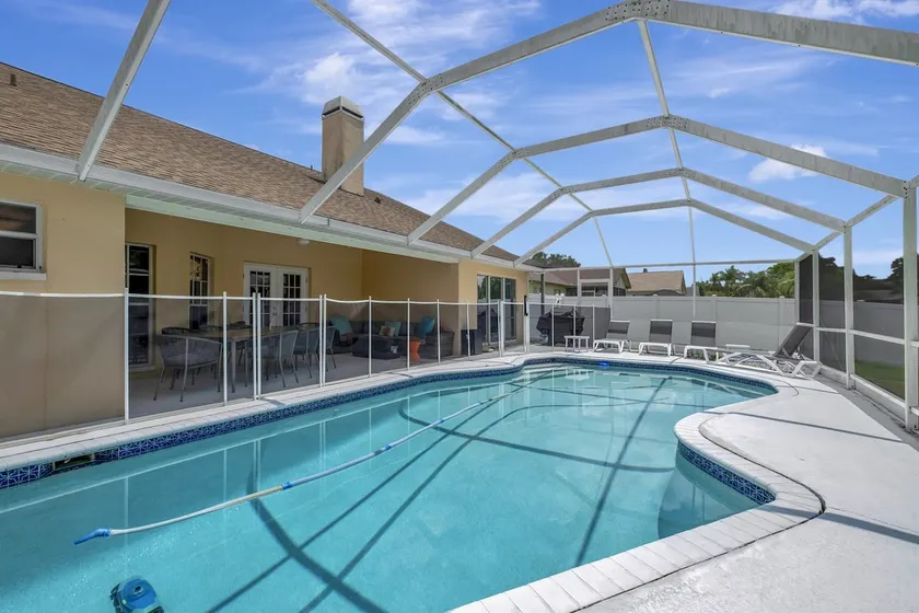 Lakefront Screened Pool Home, Sleeps 12 Sunset Cove Retreat, Riverview - Image 1