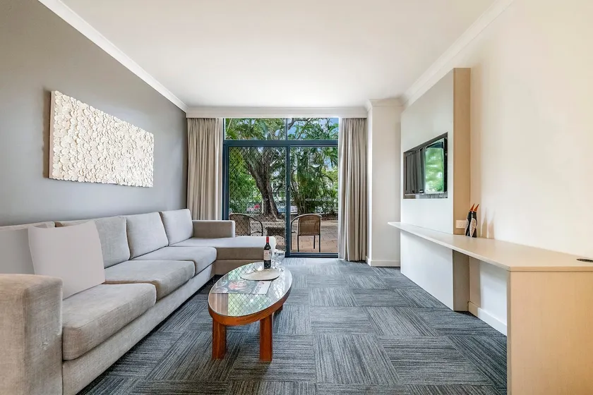 Harbourside Pool Escape with Leafy Alfresco Patio - Image 1