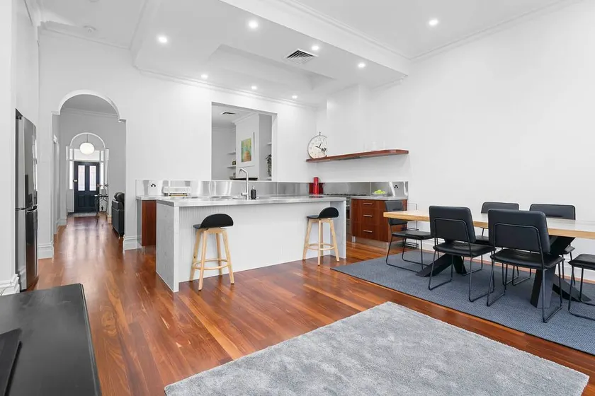 Luxury Stay 5 Mins From CBD - 3Bdrm, 2Bthrm - Image 1