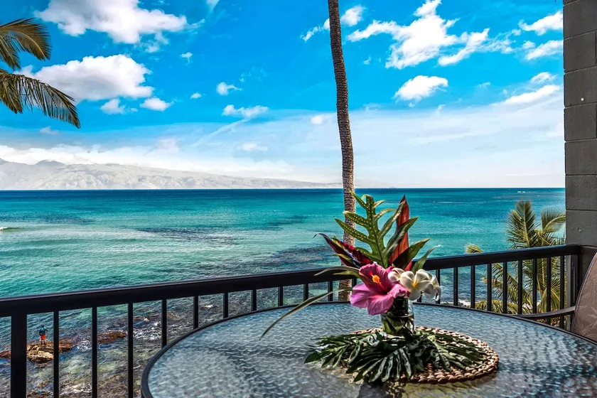 Private, spacious lanai with oceanfront views - Image 1