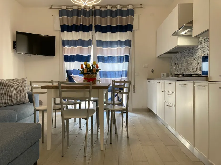 Bright apartment close to the beach - Image 1