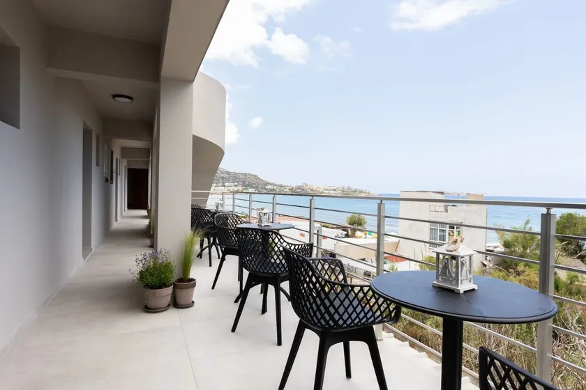 Niro Beachfront Living - Cozy Room with sea view - Image 1