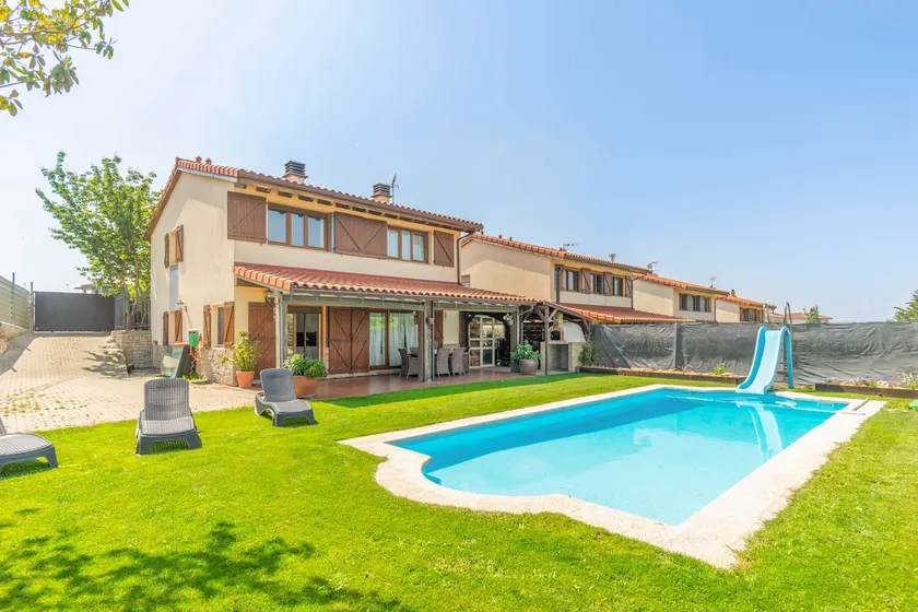 Spectacular house with pool near Pamplona - Image 1