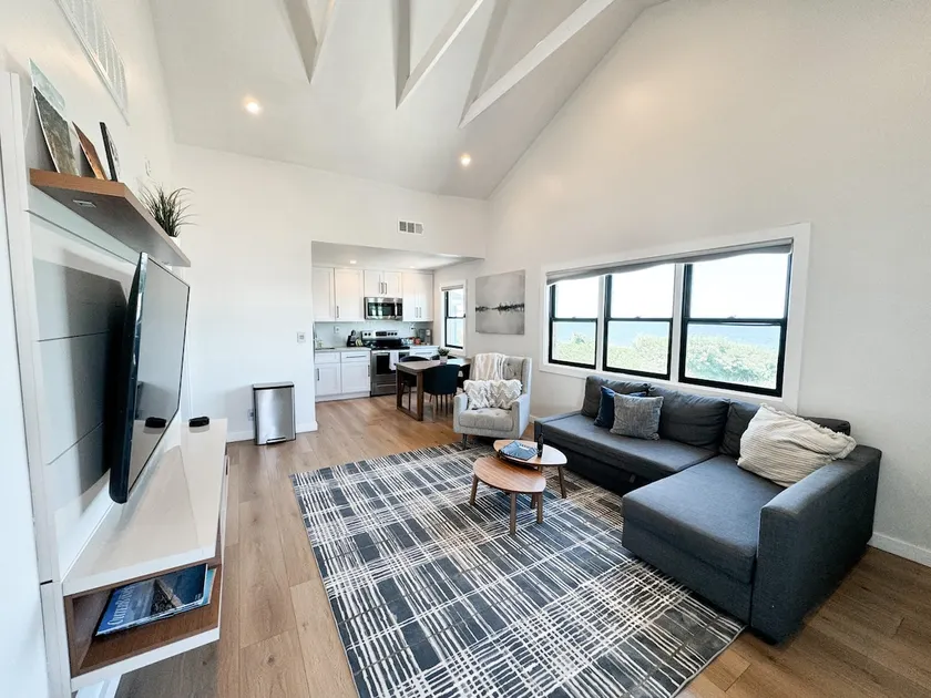 Renovated Modern Condo in front of the Sand - Image 1