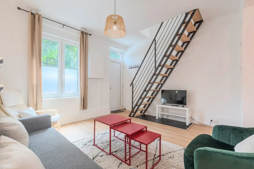 2 BR house w/ terrace, near train stations & metro - Image 1